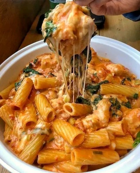 Pasta con salsa napolitana, queso mozzarella y albahaca 1712068206689