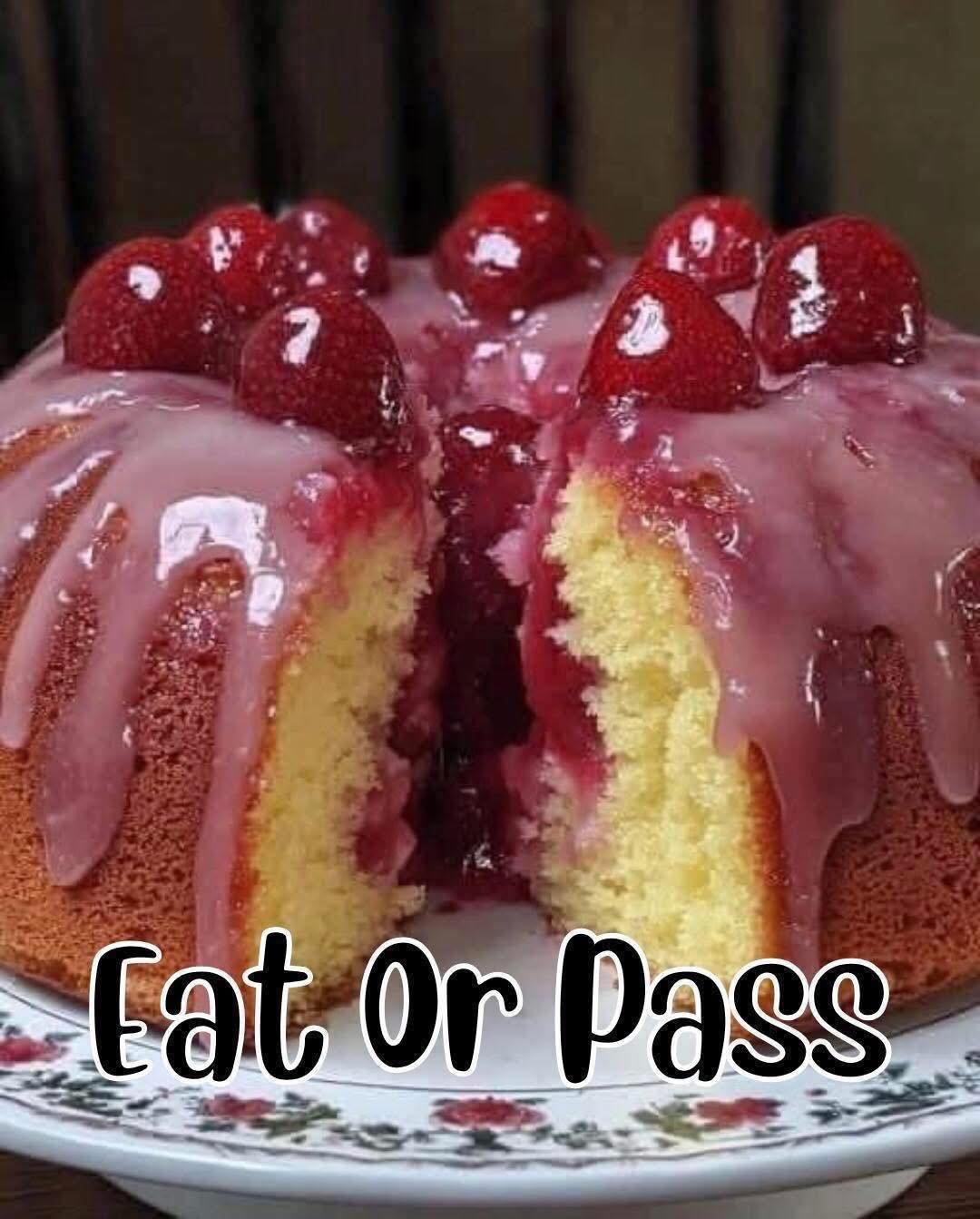 Strawberry Cheesecake Pound Cake 🍓🍰 554321112_122274006104029203_1185596556444038503_n