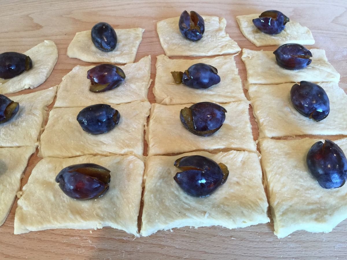 🍑 Hungarian Plum Dumplings (Szilvás gombóc) 623d0eade5737125ccde84ab7c0e7f11 (1)