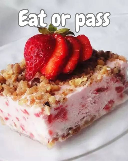 π Frosty Strawberry Squares β Cool, Creamy & Perfect for Summer! π°π 559120650_729886023397501_2482498299674981542_n