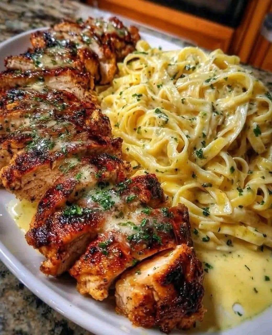 Creamy Garlic Butter Chicken & Linguine in Alfredo Sauce 572092931_122252637782219169_5447489916826557363_n