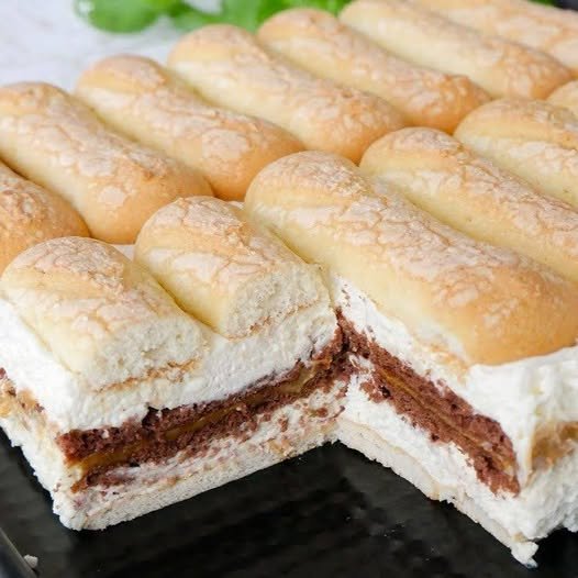 🍰 No-Bake Homemade Cake – Soft & Creamy with Ladyfingers and Mascarpone 644572525_1369599011848830_194823960388126434_n