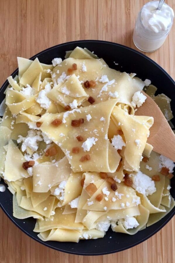 Hungarian pasta with cottage cheese and bacon (Túrós Csusza) f537b09dff7945179b72689c0714a7d5