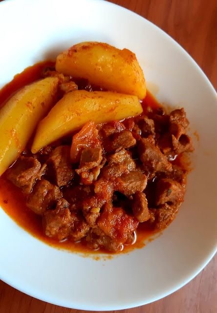 🇭🇺 Hungarian Beef Stew – Marhapörkölt e80db1e7c80af9b1feffe9694c93c485