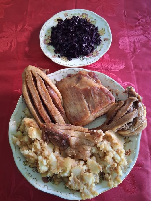 Festive Lunch 706473997_3217096938678575_6129894326380256527_n