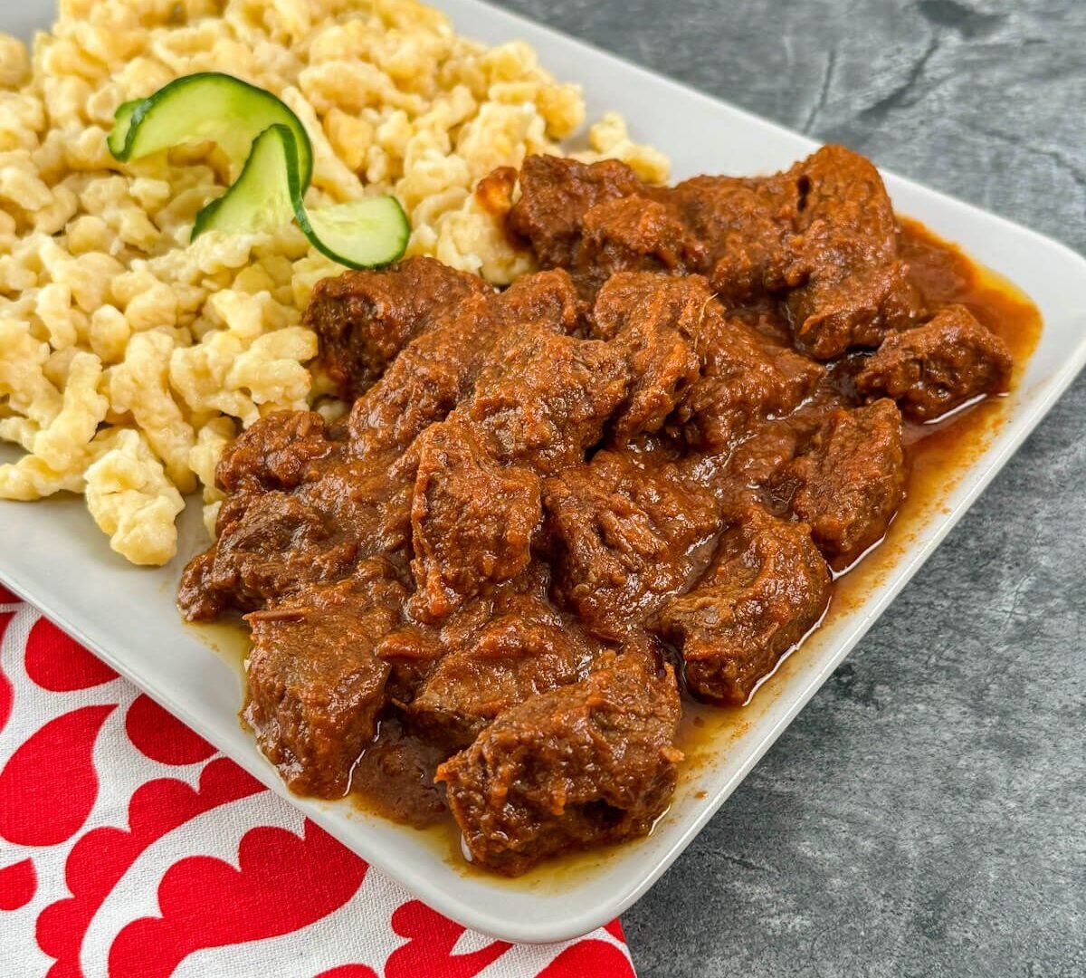 nokedlivel🥩🍝 Marhapörkölt nokedlivel (Hungarian Beef Stew with Dumplings) d7fde9a6e52694193ce55319beedf0d3